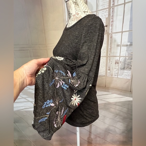 🛍️HARLOW & ROSE Gray embroidered balloon sleeve blouse size S. - Picture 5 of 12